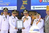 Pemkab Buol Terima Penghargaan UHC Pratama di HUT ke-61 Provinsi Sulawesi Tengah