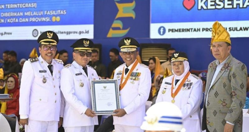 Pemkab Buol Terima Penghargaan UHC Pratama di HUT ke-61 Provinsi Sulawesi Tengah