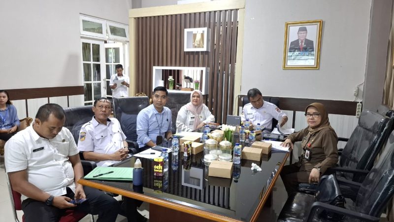Foto Sekda sedang lakukan Rapat melalui Vicon