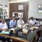 Foto Sekda sedang lakukan Rapat melalui Vicon