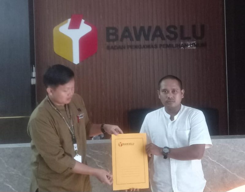 Foto Sek HMI Banggai Saat serahkan  berkas ke Bawaslu RI