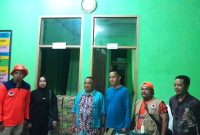 Kades Kokobuka, Ardianto Palante saat menerima bantuan yang diserahkan oleh Kalak BPBPD Buol.