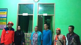 Kades Kokobuka, Ardianto Palante saat menerima bantuan yang diserahkan oleh Kalak BPBPD Buol.