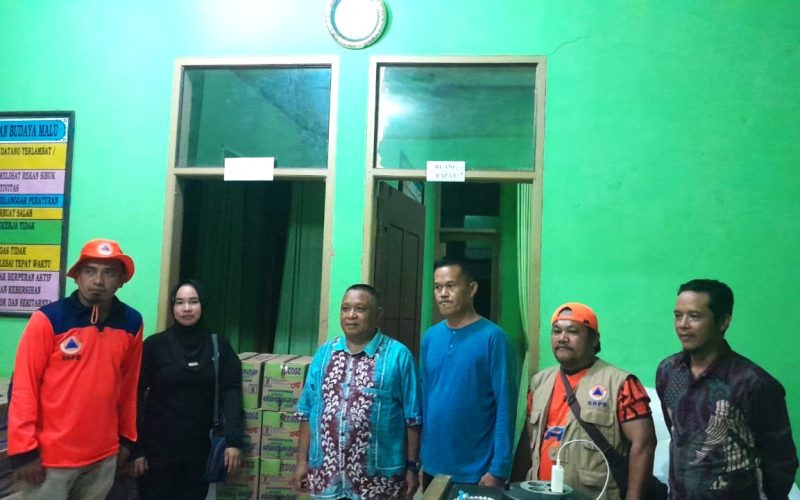 Kades Kokobuka, Ardianto Palante saat menerima bantuan yang diserahkan oleh Kalak BPBPD Buol.