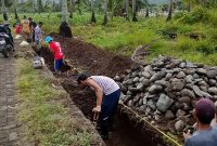 Pekerjaan Drainase di dusun 3, Desa Tadoy 1, Kecamatan Bolaang Timur.(Foto : Rendi Mamonto)