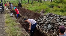 Pekerjaan Drainase di dusun 3, Desa Tadoy 1, Kecamatan Bolaang Timur.(Foto : Rendi Mamonto)