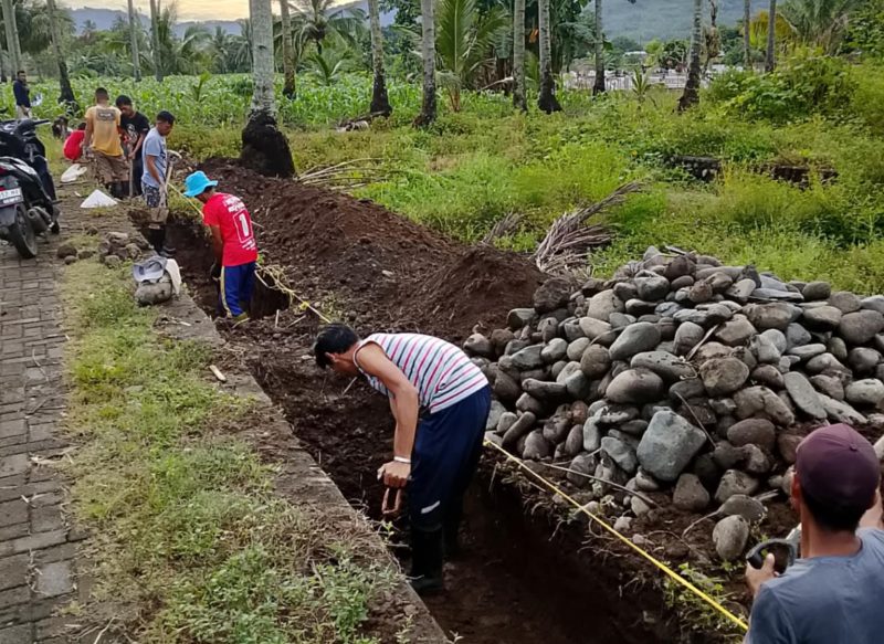 Pekerjaan Drainase di dusun 3, Desa Tadoy 1, Kecamatan Bolaang Timur.(Foto : Rendi Mamonto)