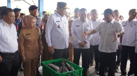 Kunjugan Menteri Kelautan dan Perikanan Sakti Wahyu Trenggono ke Pelabuhan Perikanan Kwandang, Kabupaten Gorontalo Utara yang didampingi Gubernur Gusnar Ismail, Selasa (29/4/2025). (Foto : Valen)