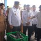 Kunjugan Menteri Kelautan dan Perikanan Sakti Wahyu Trenggono ke Pelabuhan Perikanan Kwandang, Kabupaten Gorontalo Utara yang didampingi Gubernur Gusnar Ismail, Selasa (29/4/2025). (Foto : Valen)