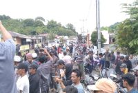 FMBA Gelar Aksi Damai Bela Al qur'an di Depan Polsek Paleleh