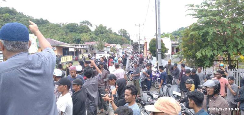 FMBA Gelar Aksi Damai Bela Al qur'an di Depan Polsek Paleleh