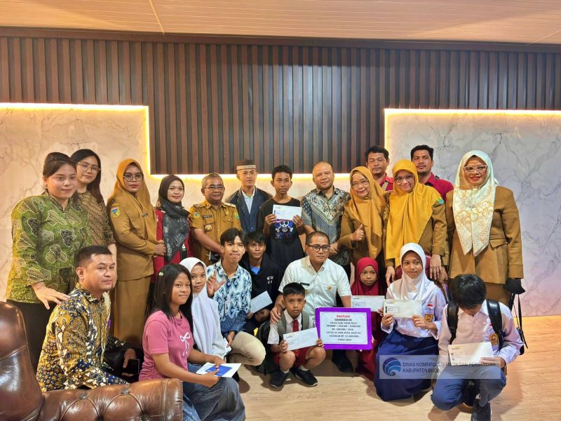 Bupati Buol, Risharyudi Triwibowo di damping Kadis Sosial, Asmayudin Gontjing menyerahkan bantuan Atendsi ke 83 Anak Rentan, Senin (19/5/2025).