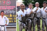 Foto HariadiBaola bersama para atlit yang ikuti ujian kenaikan tingkat