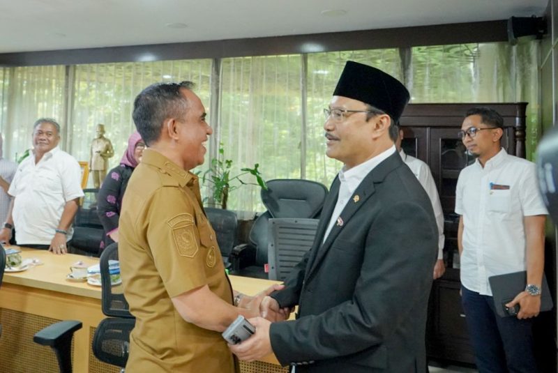 Gubernur Sulawesi Tengah (Sulteng) Anwar Hafid saat bersama Mensos RI, Gus Saifullah.