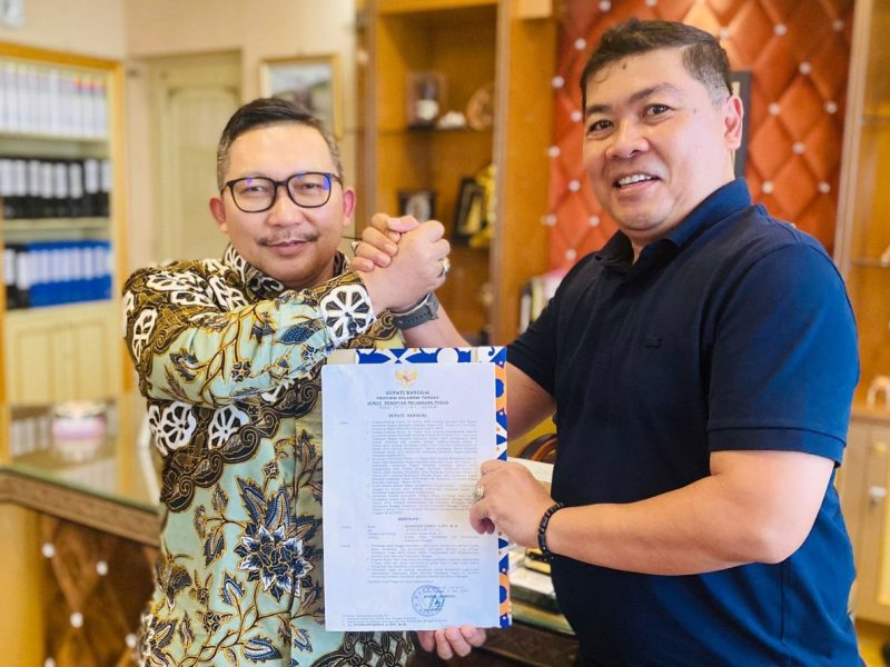 Foto Bupati Banggai Serahkan SK PLT BKPSDM  pada Safrudin Hinelo