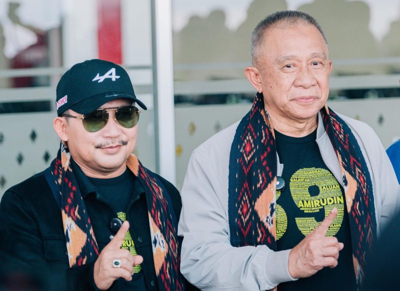 Foto Bupati dan Wakil Bupati banggai saat Tiba langsung di sambut masyarakat nya