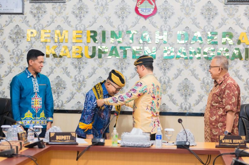 Foto Bupati Amirudin Diberikan kain Salempang Khas Tanah Tidung Kaltara