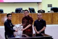 Ketua DPRD Bolmong, Tonny Tumbelaka di dampingi Waket 1, Febrianto Tangahu memberikan Rekomendasi atas LKPJ 2024 kepada Wakil Bupati Bolmong, Senin (19/5/2025).