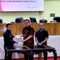 Ketua DPRD Bolmong, Tonny Tumbelaka di dampingi Waket 1, Febrianto Tangahu memberikan Rekomendasi atas LKPJ 2024 kepada Wakil Bupati Bolmong, Senin (19/5/2025).