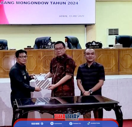Ketua DPRD Bolmong, Tonny Tumbelaka di dampingi Waket 1, Febrianto Tangahu memberikan Rekomendasi atas LKPJ 2024 kepada Wakil Bupati Bolmong, Senin (19/5/2025).
