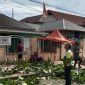 DHL Pangkas Sejumlah Pohon Rimbun, Sabtu (10/5/2025).