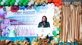Camat Poigar, Alfina Sumenda saat memberikan sambutan di HUT Desa Nanasi Timur.