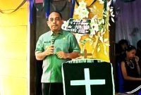 Bupati Bolmong, Yusra Alhabsyi memberikan sambutan di rumah duka Alm Pratu Afrio Setiawan, Kamis (15/5/2025).