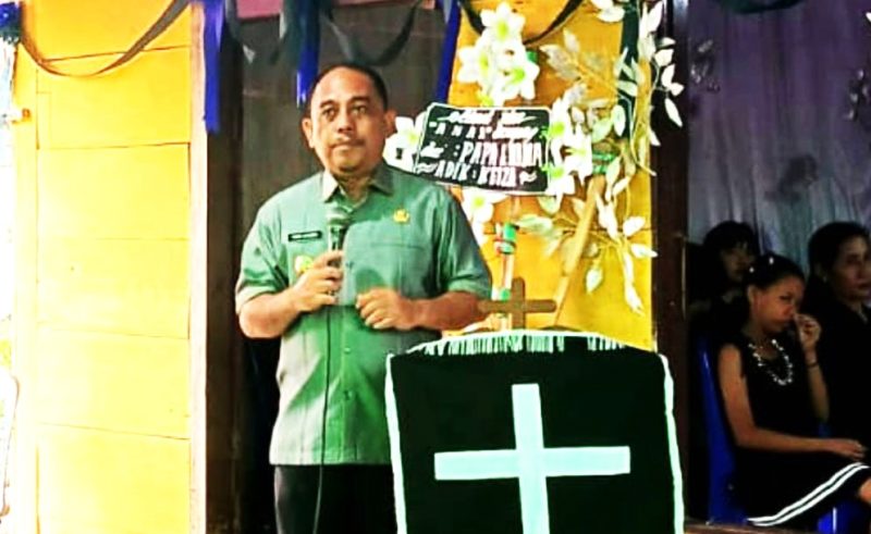 Bupati Bolmong, Yusra Alhabsyi memberikan sambutan di rumah duka Alm Pratu Afrio Setiawan, Kamis (15/5/2025).