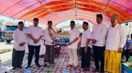 Bupati Tojo Una-Una Serahkan Hewan Qurban, Jum'at (E6e/6e) Foto : Agung Dilapanga.