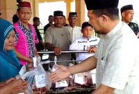 Kapolres Buol, AKBP Irwan menyerahkan bantuan daging hewan Qurban, Jum'at (6/6)