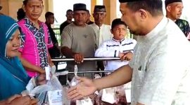 Kapolres Buol, AKBP Irwan menyerahkan bantuan daging hewan Qurban, Jum'at (6/6)