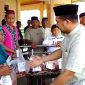Kapolres Buol, AKBP Irwan menyerahkan bantuan daging hewan Qurban, Jum'at (6/6)