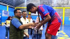 Kapolres Buol menyerahkan hadiah bagi pemenang lombaFtusal, Sabtu (21/5) Fot : Humas Polres Buol