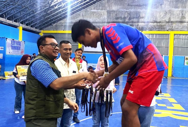 Kapolres Buol menyerahkan hadiah bagi pemenang lombaFtusal, Sabtu (21/5) Fot : Humas Polres Buol