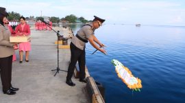 Peringatan HUT Bhayangkara ke-79, Kapolres Touna Pimpin Tabur Bunga di Dermaga Ampana