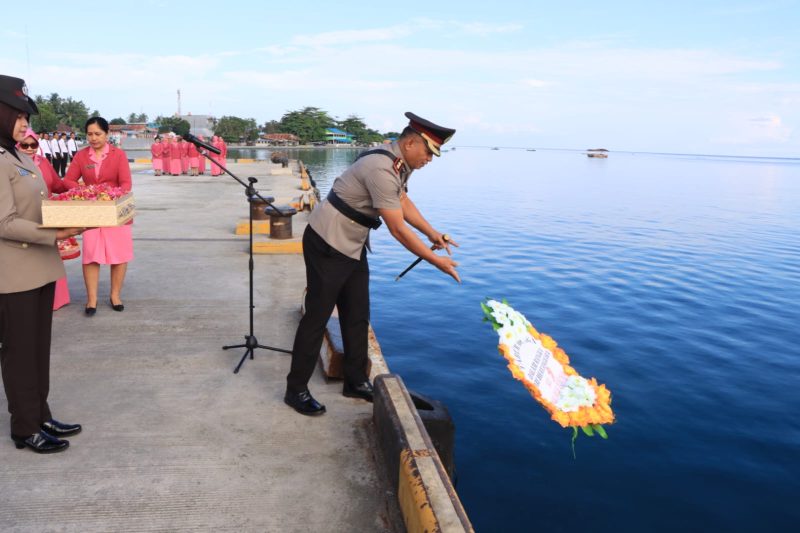 Peringatan HUT Bhayangkara ke-79, Kapolres Touna Pimpin Tabur Bunga di Dermaga Ampana