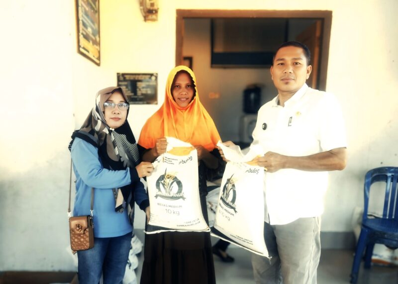 98 KPM Terima Bantuan Pangan Beras dari Pemdes Tadoy 1