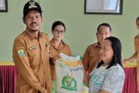Pemdes Harmoni Salurkan Bantuan Beras untuk 191 KPM