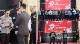 Foto Wakapolres berikan penghargaan pada tiga anggotanya di dampingi Kapolres banggai