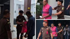 Foto Tersangka Arwin Alimun Dalam perjalanan menuju lapas