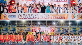 Foto Bersama denganpara tim futsal yang meraih medali 