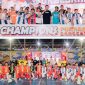 Foto Bersama denganpara tim futsal yang meraih medali 
