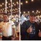 Foto Wabup Banggai Drs H.Furqanuddin bersama Anggota DPR-RI Ir H.Beniyanto dan Kadisdikbud Banggai Safrudin Hinelo nikmati terangnya 897 mata lampu.