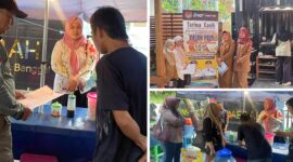 Foto Petugas Dispenda saat berikan pemahaman pada pedagang di Lamongan dan di Cafe Kita di jole