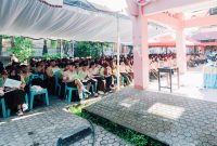 Foto Kadis sedang mendengar para siswa bertanya