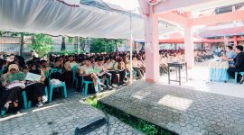 Foto Kadis sedang mendengar para siswa bertanya