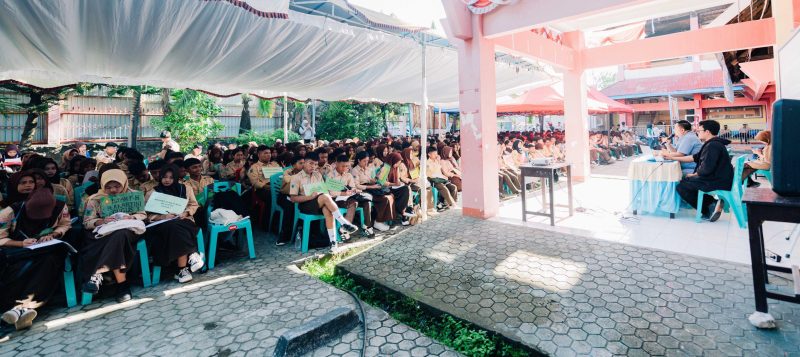 Foto Kadis sedang mendengar para siswa bertanya