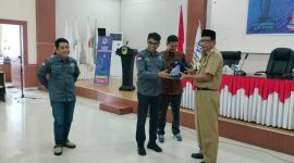 Ketum DPP PJS menyerahkan cendra mata kepada Assisten I Pemprov Sulteng Fahrudin, Selasa (15/07/2025) di Palu Sulteng