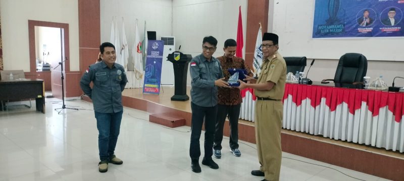 Ketum DPP PJS menyerahkan cendra mata kepada Assisten I Pemprov Sulteng Fahrudin, Selasa (15/07/2025) di Palu Sulteng