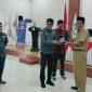 Ketum DPP PJS menyerahkan cendra mata kepada Assisten I Pemprov Sulteng Fahrudin, Selasa (15/07/2025) di Palu Sulteng
